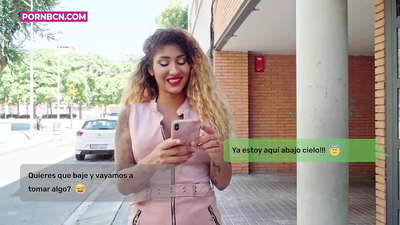 남편이 일하는 동안 젊은 애인을 열심히 성교시키려는 불충실한 아내는. 가슴과 큰 엉덩이를 가진 라티나. 비너스 아프로디테.