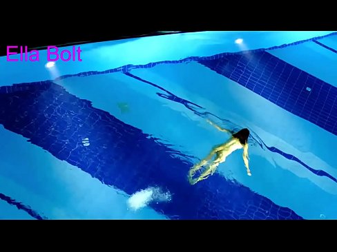 ❤️ 나는 보는 것을 멈출 수 없다, 젊은 금발이 ELLA BOLT 리조트 수영장에서 누드로 수영하다 적발 섹스 비디오 ko.sexogolic-info.ru에서 ❌